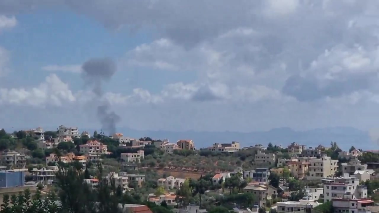 Israeli army carries out raids on the towns of Aitaroun and Blida in southern Lebanon