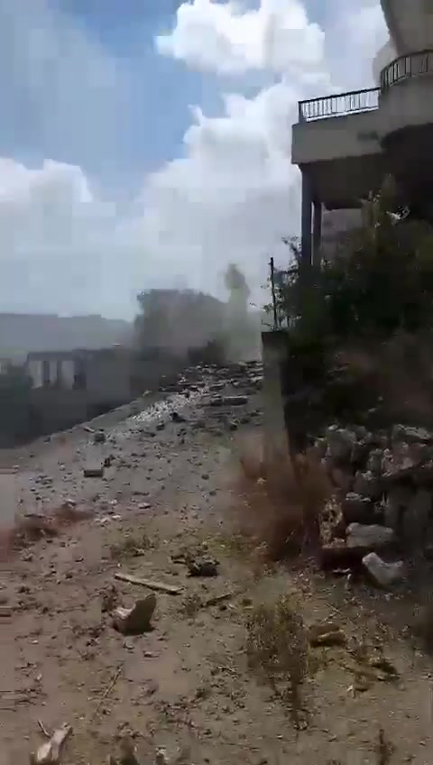 Güney Lübnan'daki Zebqin kasabasında bombalama