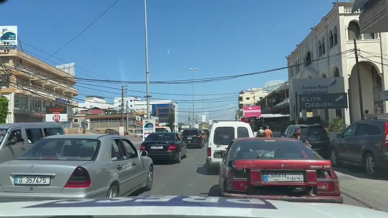 Personas abandonando la ciudad de Tiro, al sur del país