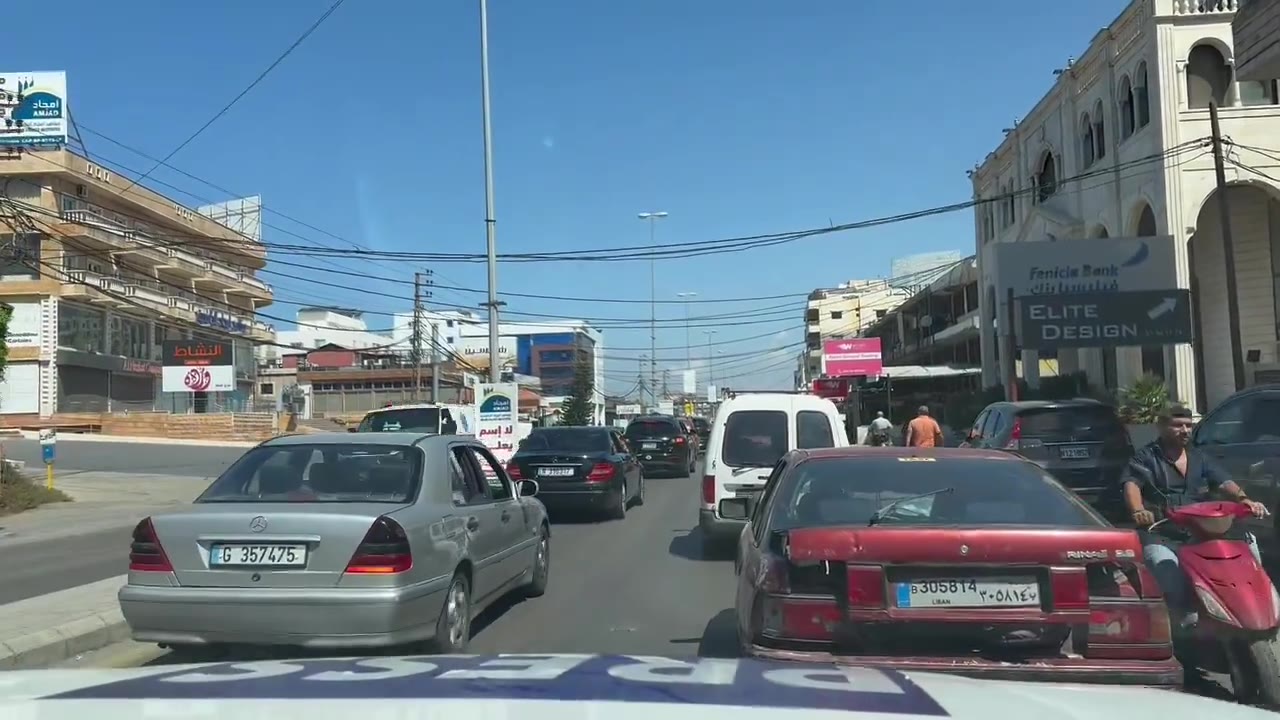 Pessoas deixando a cidade de Tiro, no sul