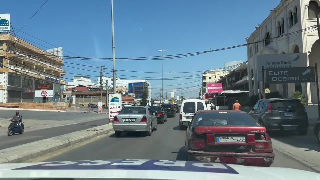 Personas abandonando la ciudad de Tiro, al sur del país