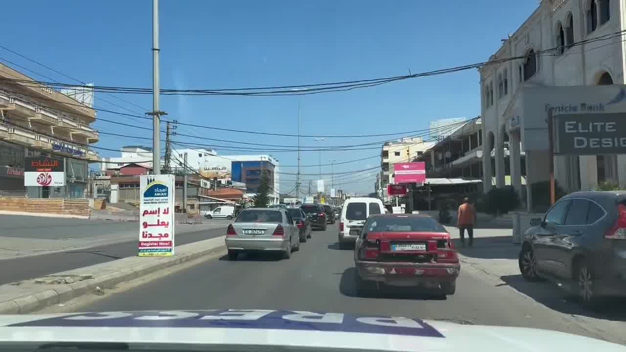 Personas abandonando la ciudad de Tiro, al sur del país