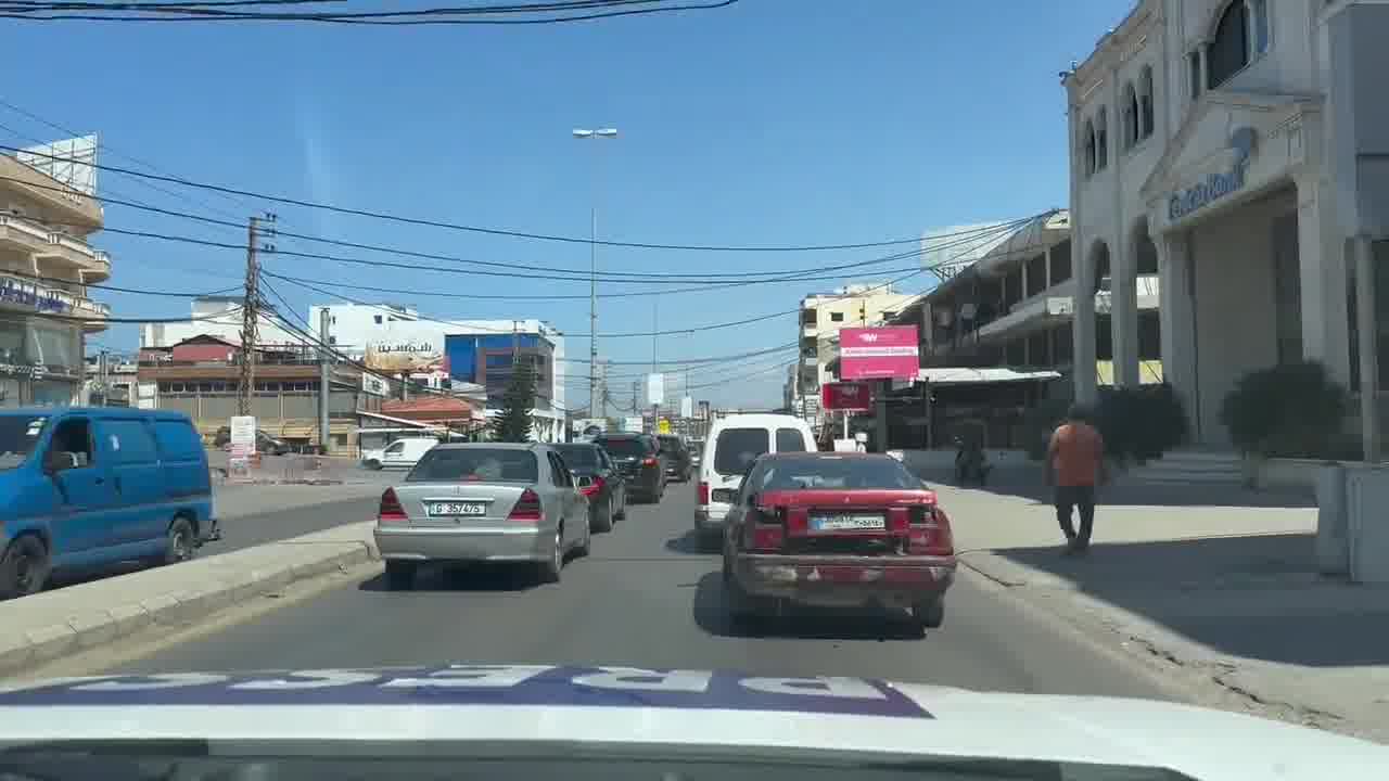 Pessoas deixando a cidade de Tiro, no sul