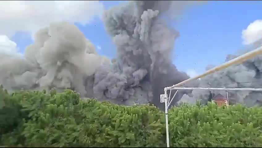 Aviones de guerra israelíes llevaron a cabo un violento ataque contra la ciudad de Al-Qasimiyah en el sur del Líbano