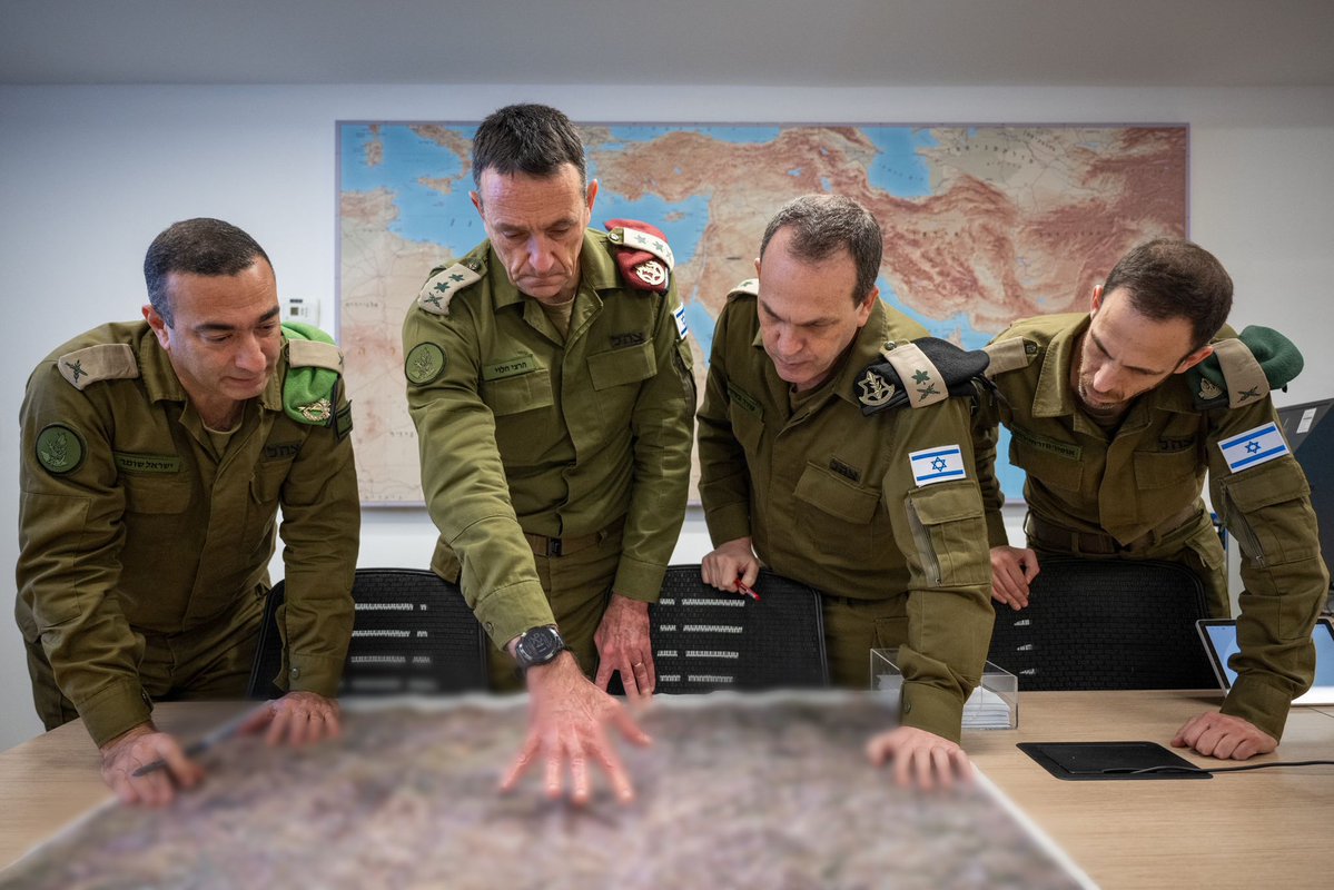 Desde esta mañana, la Fuerza Aérea israelí ha atacado más de 300 objetivos de Hezbolá en el Líbano, según informa el ejército israelí. Junto con la actualización, el ejército publica una imagen del Jefe del Estado Mayor, el Teniente General Herzi Halevi, aprobando la ola de ataques aéreos desde la sala de mando subterránea del ejército en el cuartel general del ejército israelí en Tel Aviv.