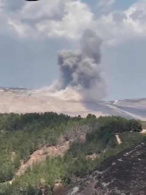 Die israelische Luftwaffe führt einen Angriff auf einen Standort in der Nähe von Baalbek im Libanon durch