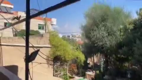 Moment van bombardement op de stad Al-Kharayeb in Zuid-Libanon