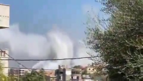 Momento del bombardeo de la ciudad de Al-Kharayeb en el sur del Líbano