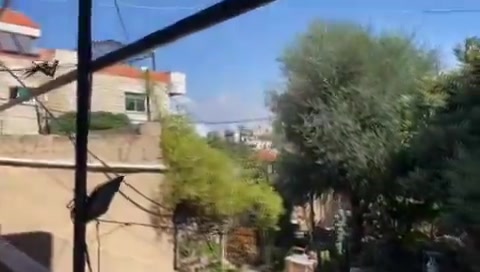 Moment van bombardement op de stad Al-Kharayeb in Zuid-Libanon