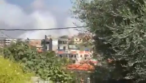 Moment van bombardement op de stad Al-Kharayeb in Zuid-Libanon