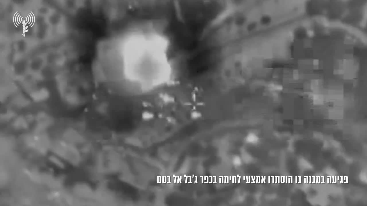 O exército israelense divulga imagens de explosões secundárias vistas após um ataque aéreo israelense em um prédio em Jabal al-Botm, no sul do Líbano, que segundo ele foi usado pelo Hezbollah para armazenar armas