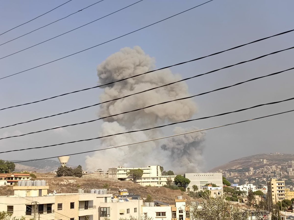 Momento en que la fuerza aérea bombardea la aldea de Kafr Rumman, en el sur del Líbano