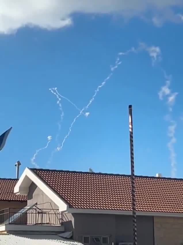 La Cúpula de Hierro trabajando intensamente sobre la ciudad de Safed en el norte de Israel