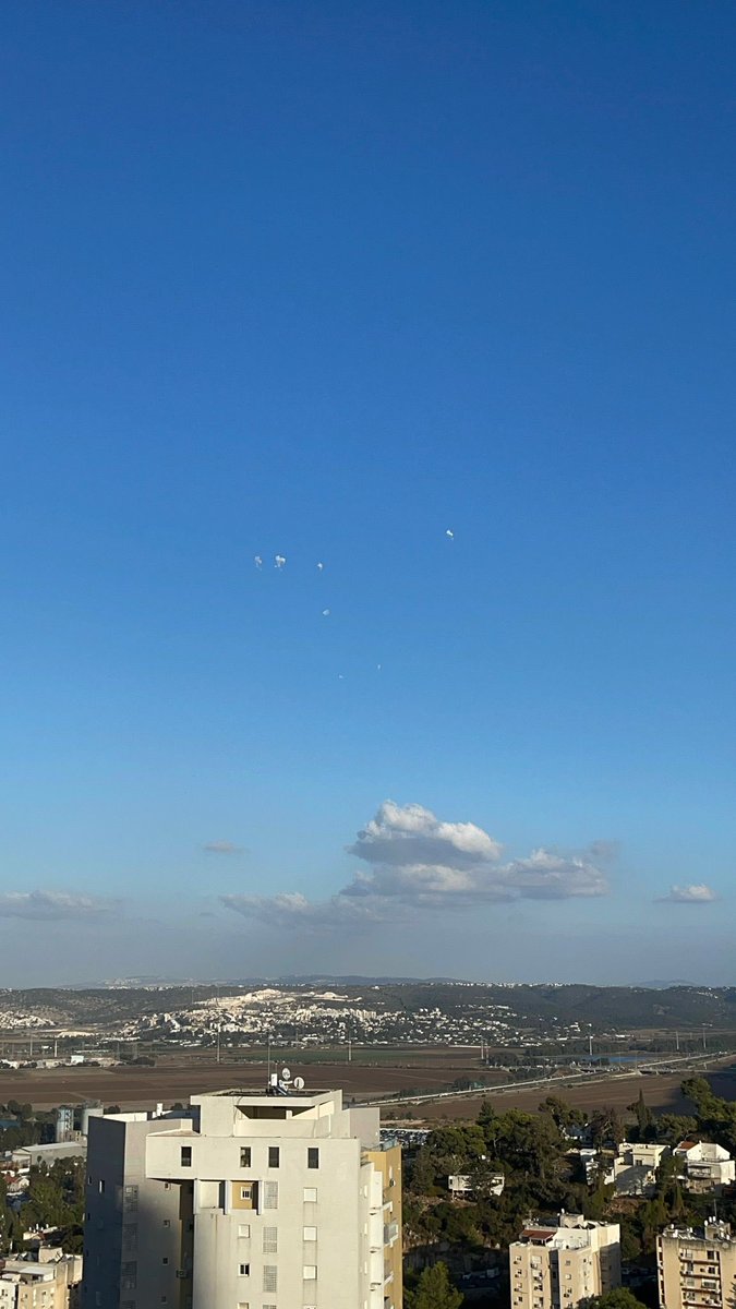 רקטות מעל חיפה, ממש עכשיו. צילום: מתן בניזתי