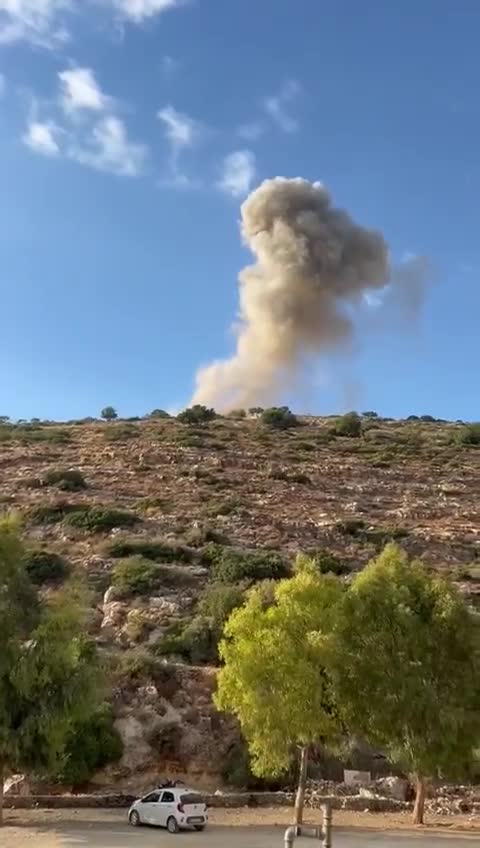 Batı Şeria'daki Salfit'in batısındaki Karavet Bani Hasan kasabasının kuzeyindeki Bir Ebu Ammar bölgesi yakınlarındaki bir yerleşim yerinin yakınına bir roket düştüğü an