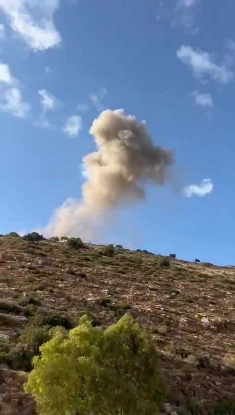 O momento em que um foguete caiu perto de um assentamento nas proximidades da área de Bir Abu Ammar, ao norte da cidade de Qarawet Bani Hassan, a oeste de Salfit, na Cisjordânia