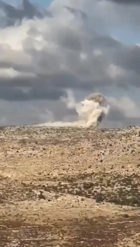 Imagens mostram o impacto de um foguete perto da cidade de Salfit, na Cisjordânia, após disparos de longo alcance do Líbano