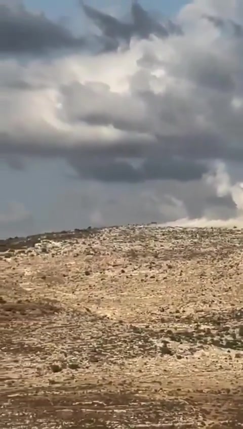 Beelden tonen een raketinslag nabij de Westelijke Jordaanoeverstad Salfit, na langeafstandsvuur vanuit Libanon