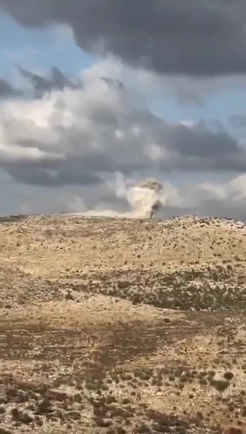 Aufnahmen zeigen einen Raketeneinschlag in der Nähe der Stadt Salfit im Westjordanland nach Fernfeuer aus dem Libanon.