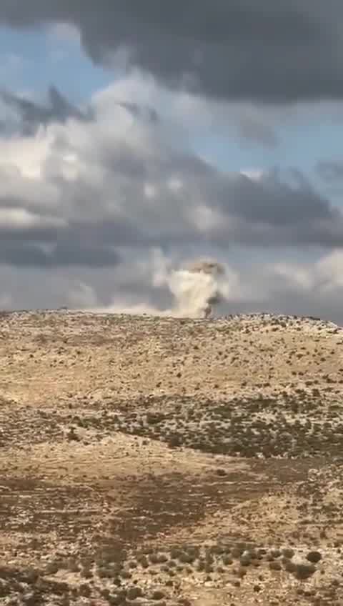 Beelden tonen een raketinslag nabij de Westelijke Jordaanoeverstad Salfit, na langeafstandsvuur vanuit Libanon