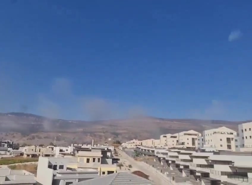 Nach dem jüngsten Raketenangriff der Hisbollah wurden Schäden an mehreren Gebäuden in der Stadt Kiryat Shmona gemeldet.