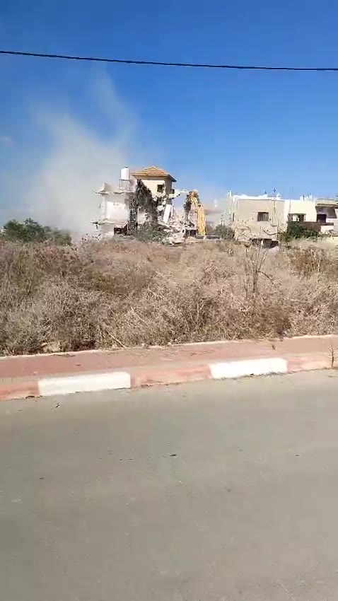 Tratores demolindo uma casa na vila de Tura, a oeste da cidade de Jenin