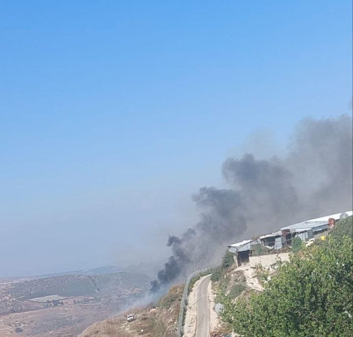 En la imagen, el momento en que un cohete cayó sobre el asentamiento de Kerem Ben Zimra en el norte de Israel.