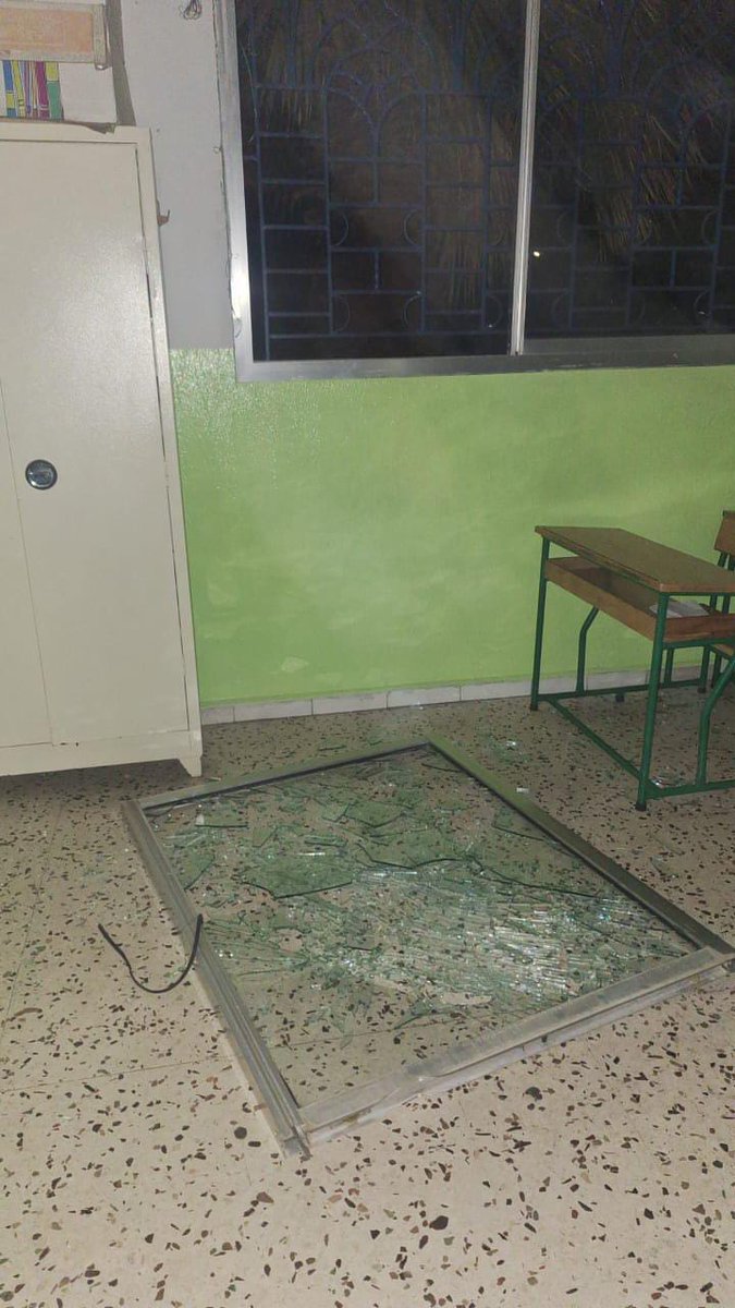 Danos causados por bombardeio israelense dentro da escola Al-Salah em Baalbek