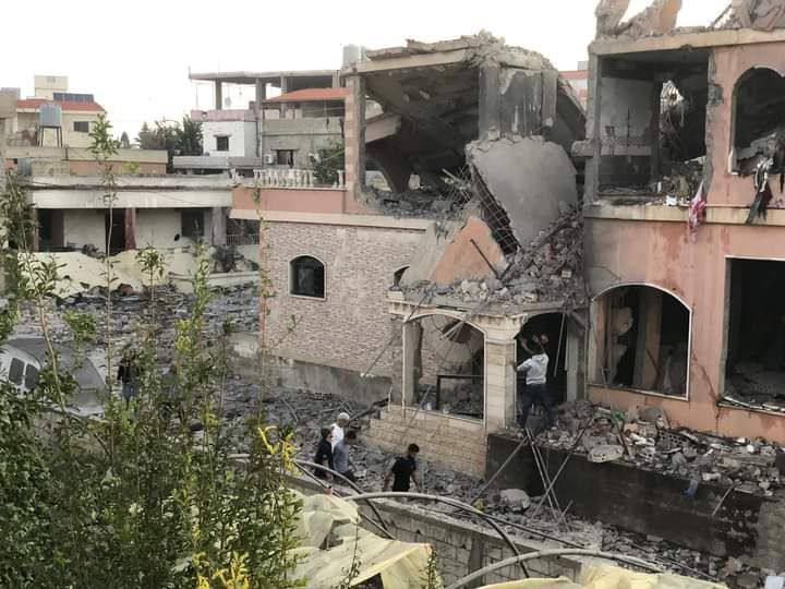 De gevolgen van het bombardement op verschillende huizen in de stad Arzi in Zuid-Libanon vanmorgen