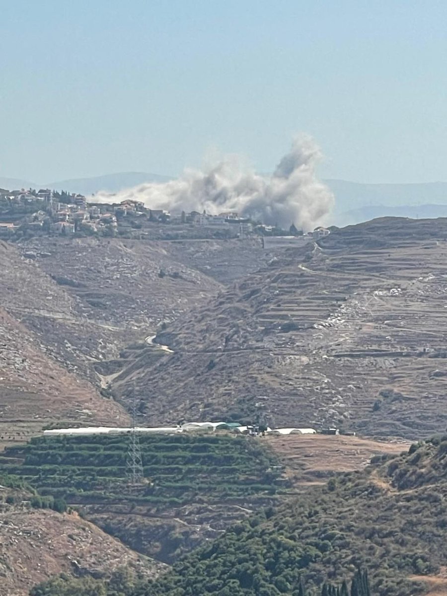 Ein Angriff von Kampfflugzeugen zielte auf die Umgebung von Deir al-Mukhallis am Stadtrand von Joun, Distrikt Chouf, Libanongebirge