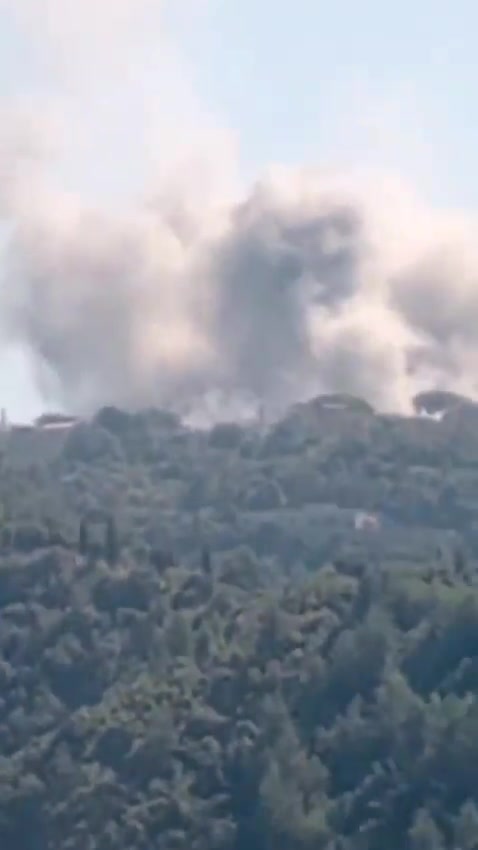 Auch in der Umgebung von Batroun war ein Luftangriff auf die Außenbezirke von Nahr Ibrahim im Distrikt Jbeil in der Region Maaysra zu hören.