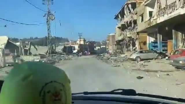 De gevolgen van de invallen die gericht waren op de ingang van de stad Adshit, district Nabatieh, Zuid-Libanon, vandaag bij zonsopgang