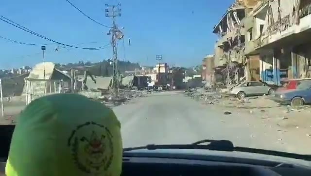 Os efeitos dos ataques que tiveram como alvo a entrada da cidade de Adshit, distrito de Nabatieh, sul do Líbano, na madrugada de hoje