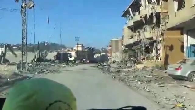 Os efeitos dos ataques que tiveram como alvo a entrada da cidade de Adshit, distrito de Nabatieh, sul do Líbano, na madrugada de hoje