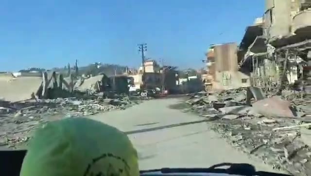 Les effets des raids qui ont ciblé l'entrée de la ville d'Adshit, district de Nabatieh, au sud du Liban, à l'aube d'aujourd'hui