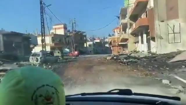 Os efeitos dos ataques que tiveram como alvo a entrada da cidade de Adshit, distrito de Nabatieh, sul do Líbano, na madrugada de hoje