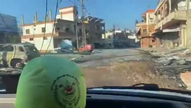 Les effets des raids qui ont ciblé l'entrée de la ville d'Adshit, district de Nabatieh, au sud du Liban, à l'aube d'aujourd'hui