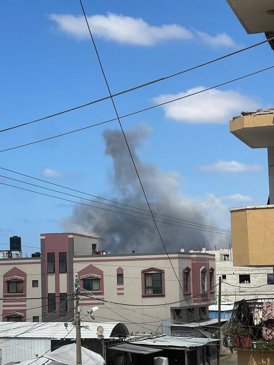 Aviones bombardean una casa en el nuevo campamento de la ciudad de Nuseirat, en el centro de la Franja de Gaza