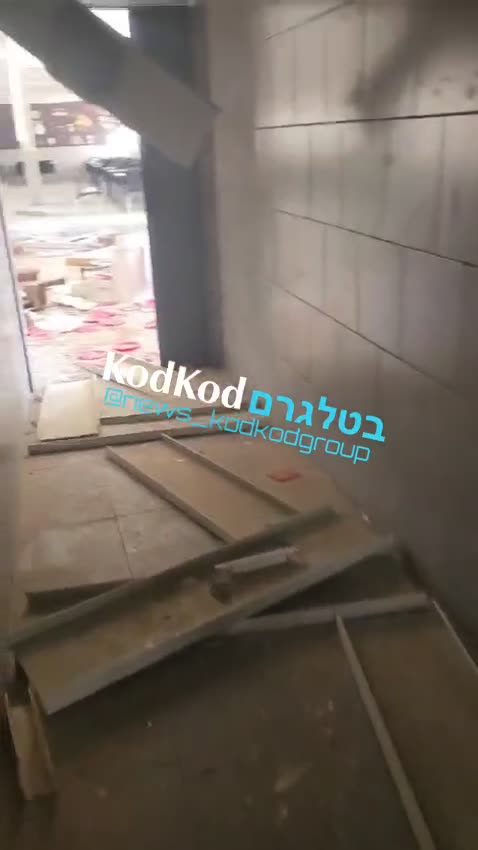 בסרטון ניתן לראות את היקף ההרס בבסיס עין יהב בוואדי עראבה לאחר שנפגע אמש על ידי מזלט ששיגרה ההתנגדות העיראקית.