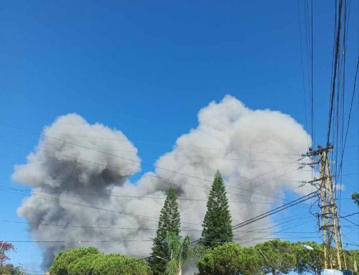 Zdjęcie przedstawiające moment bombardowania miasta Kafrjouz w południowym Libanie