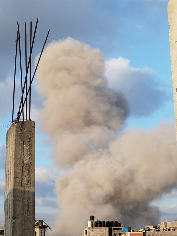 Samoloty przeprowadzają atak powietrzny na ulicę Al-Zeitoun Clinic, na południowy wschód od miasta Gaza.