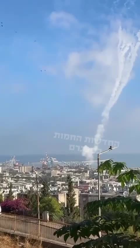 Las fuerzas de emergencia descartaron cualquier impacto en Haifa, el humo que se vio salir de uno de los vecindarios es humo de una batería Iron Dome que lanzó interceptores cerca del puerto, el humo se elevó sobre un vecindario residencial creando una falsa impresión de que ocurrió un impacto.