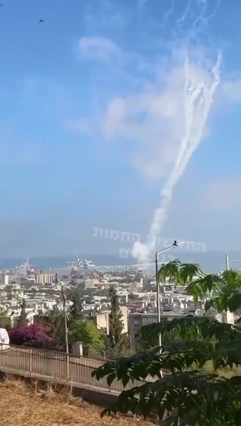 As forças de emergência descartaram qualquer impacto em Haifa, a fumaça foi vista subindo de um dos bairros, é fumaça de uma bateria Iron Dome que lançou interceptores perto do porto, a fumaça subiu acima de um bairro residencial criando uma falsa impressão de que ocorreu um impacto