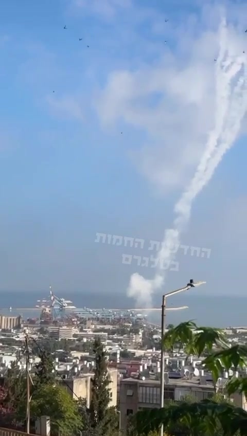 Las fuerzas de emergencia descartaron cualquier impacto en Haifa, el humo que se vio salir de uno de los vecindarios es humo de una batería Iron Dome que lanzó interceptores cerca del puerto, el humo se elevó sobre un vecindario residencial creando una falsa impresión de que ocurrió un impacto.