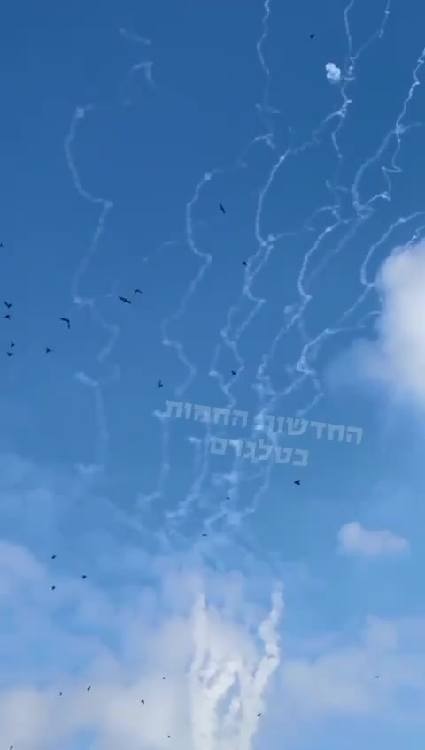 Las fuerzas de emergencia descartaron cualquier impacto en Haifa, el humo que se vio salir de uno de los vecindarios es humo de una batería Iron Dome que lanzó interceptores cerca del puerto, el humo se elevó sobre un vecindario residencial creando una falsa impresión de que ocurrió un impacto.