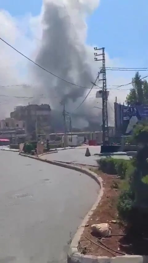 Israelische Flugzeuge greifen das Viertel Saraya in Nabatieh an