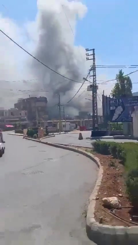 Israelische Flugzeuge greifen das Viertel Saraya in Nabatieh an