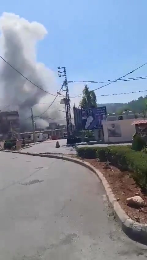 Israelische Flugzeuge greifen das Viertel Saraya in Nabatieh an