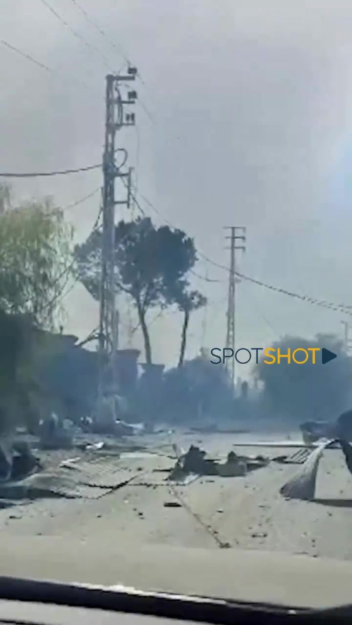 Volledig verwoest. Israëlische vliegtuigen richten zich op een huis in de stad Sharqiya in het district Nabatieh, Zuid-Libanon