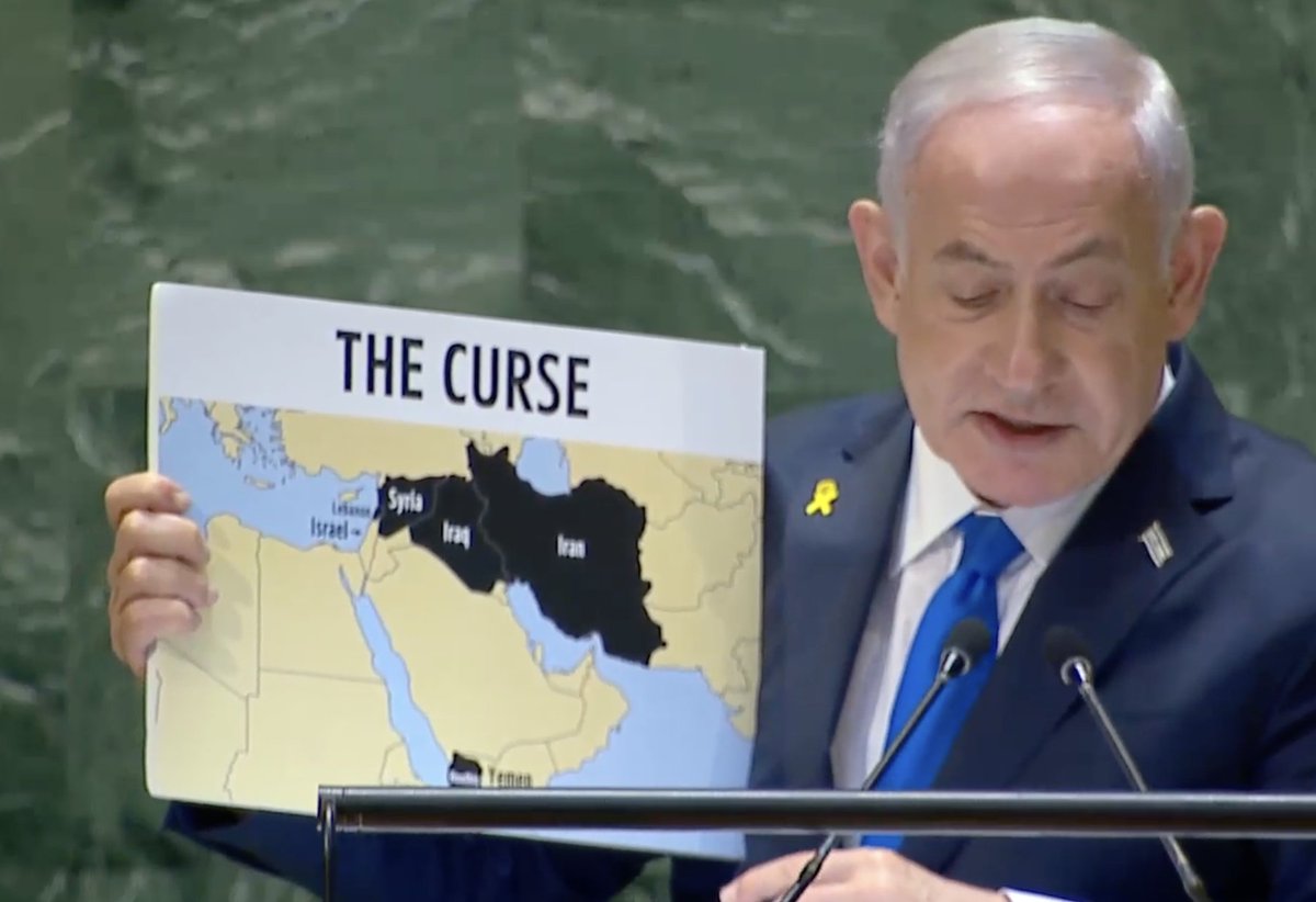 Le discours de Netanyahu est chargé de langage religieux et du spectre d'une  malédiction  iranienne au Moyen-Orient, un point qu'il a souligné avec une carte de  La Malédiction